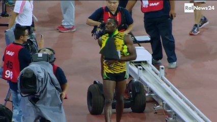 Usain Bolt renversé par un caméraman en Segway juste après sa victoire