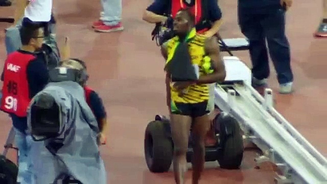Cámara casi se carga a Bolt en la celebración de los 200m