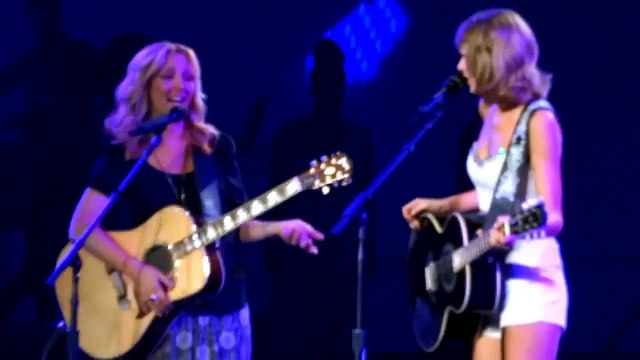 Taylor Swift and Lisa Kudrow performed Smelly Cat during Concert