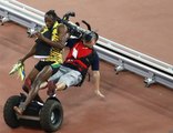 Usain Bolt knocked down by a cameraman in Beijing World Championships 200m final