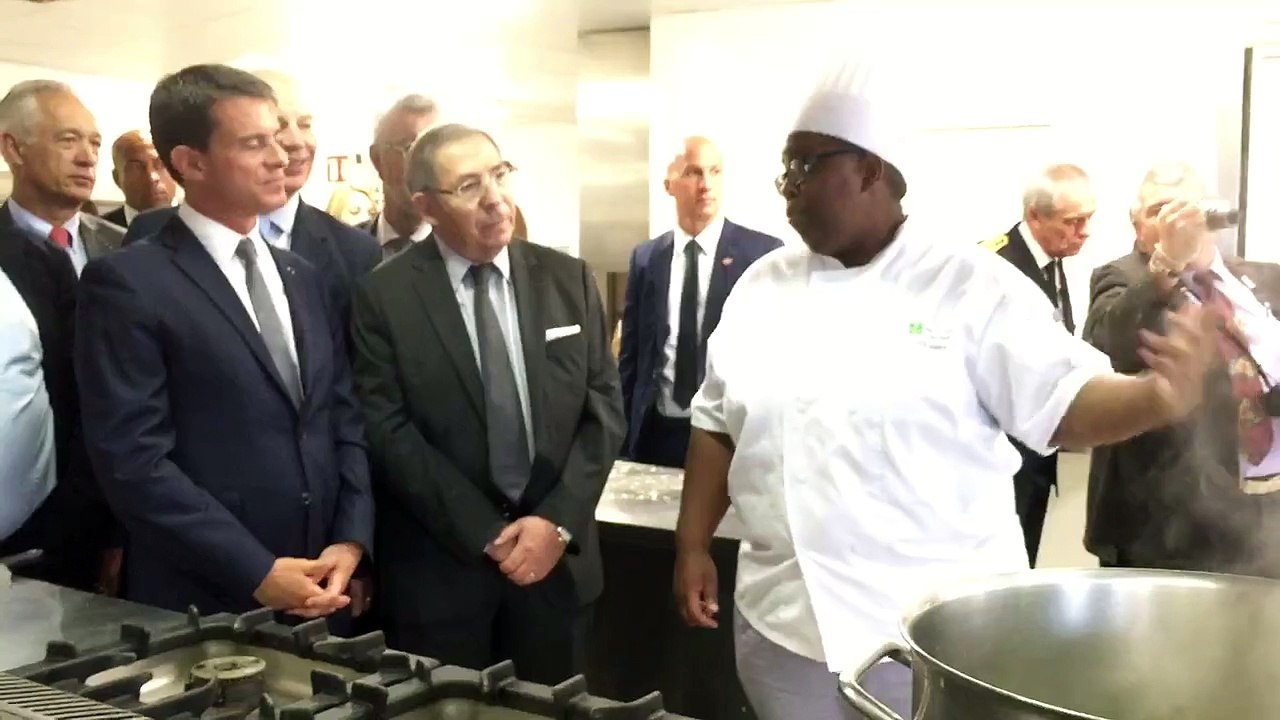 Manuel Valls visite les cuisines de CFA de Chalons