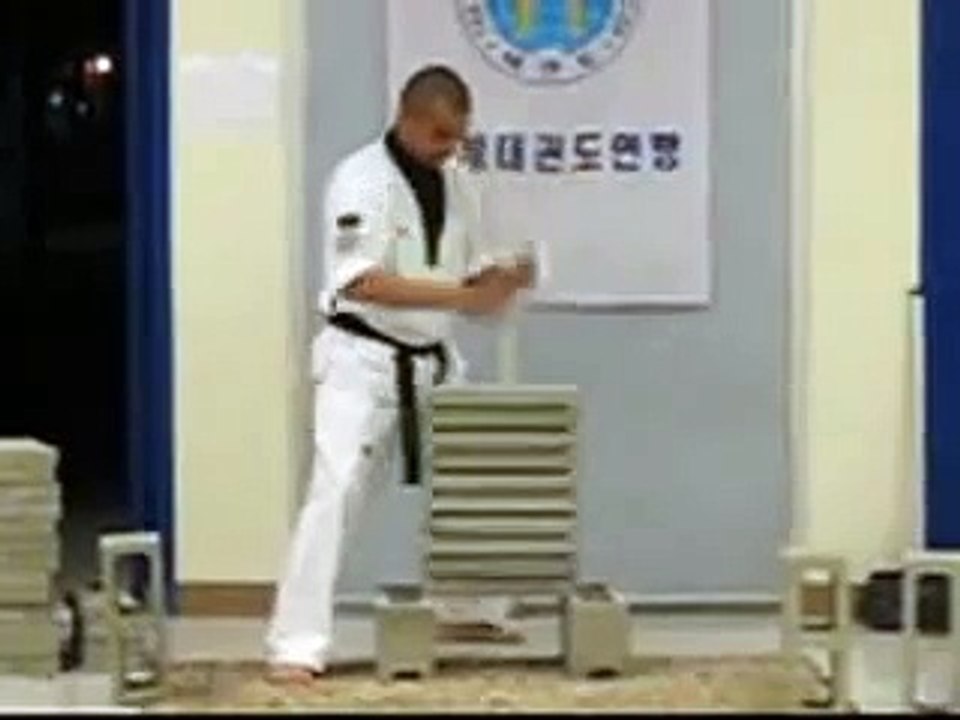 Karate master breaking cement bricks with bare hands - Fail