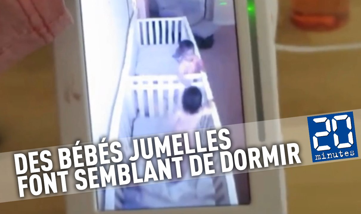 Des bébés jumelles font croire à leur mère qu'elles dorment sagement