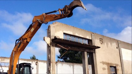 Démolition de l'ancien silo à grain derrière le Théâtre de Verre