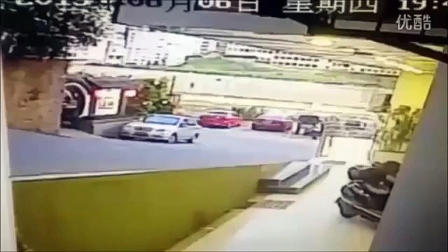 Перепутала педали? В Китае женщина на кроссовере задом сбила пешехода и врезалась в три авто