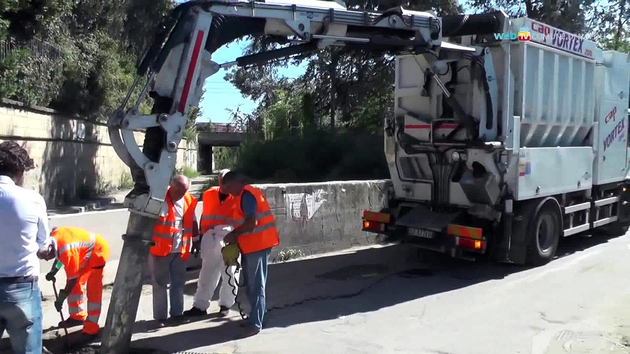 Napoli - Pulizia dei tombini, interventi straordinari con l'aspiratore industriale (26.08.15)