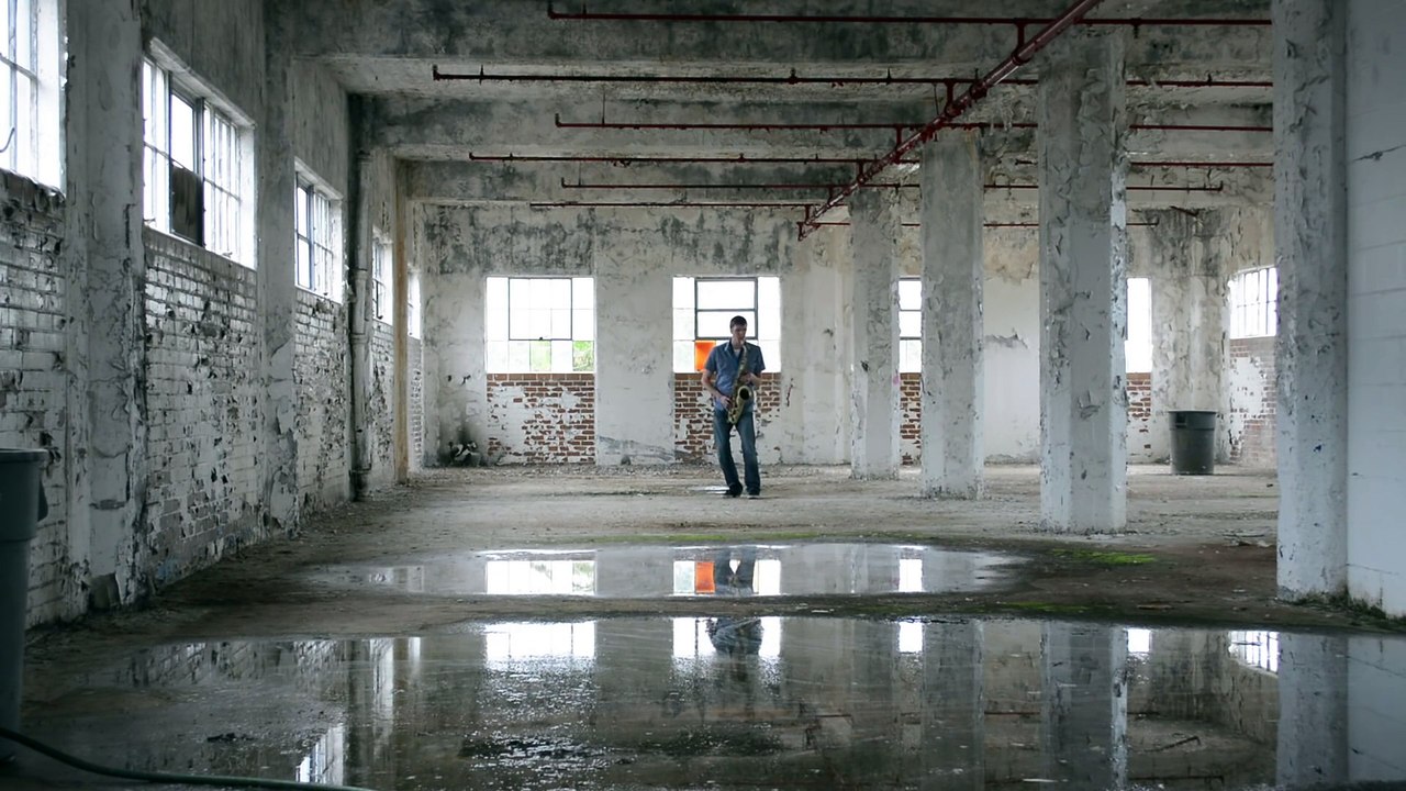 Le son parfait d'un saxophone dans un entrepôt désaffecté... Magique!