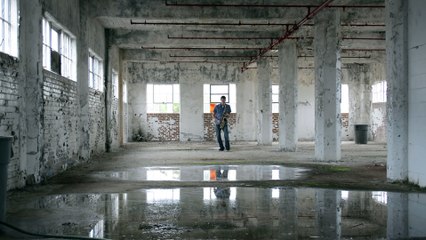 Le son parfait d'un saxophone dans un entrepôt désaffecté... Magique!