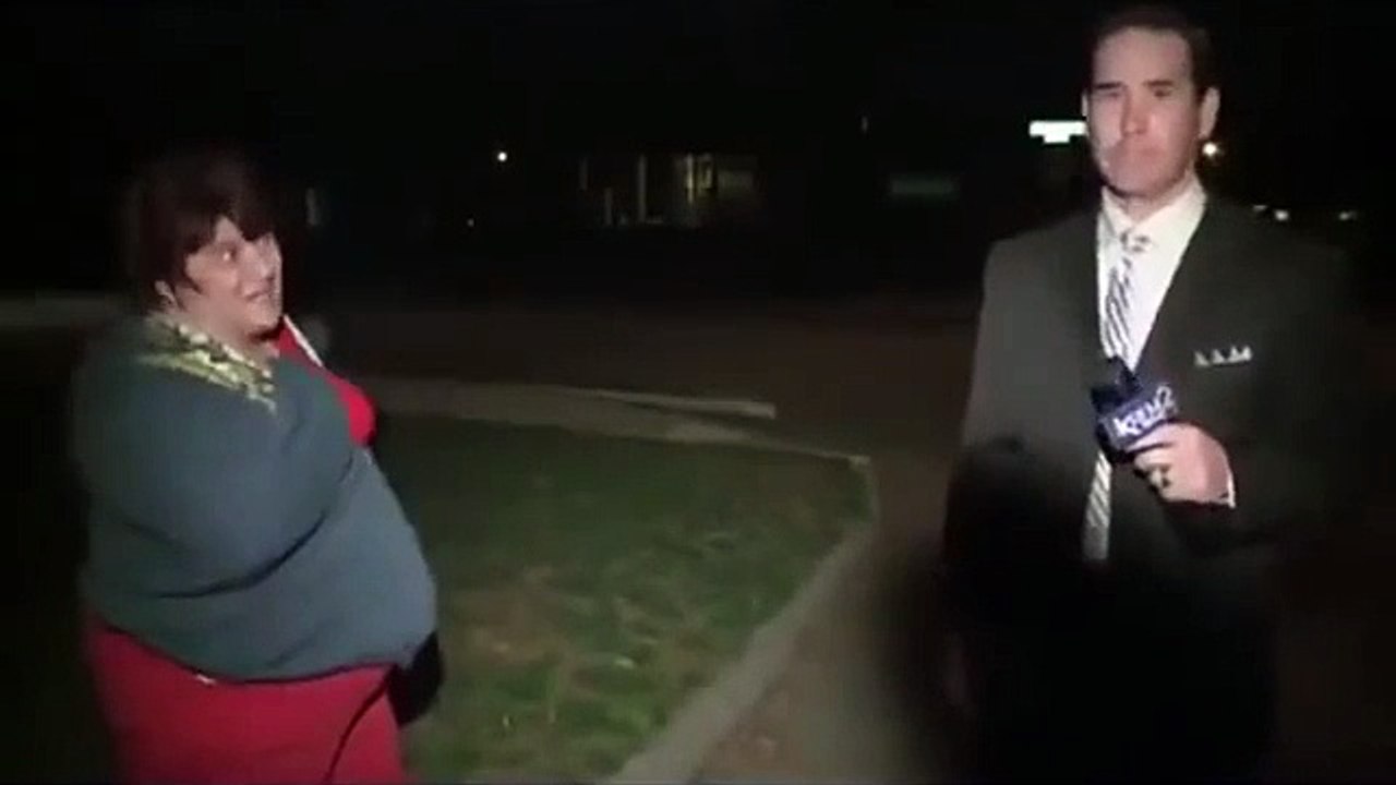 Une femme bourré embête un reporter...