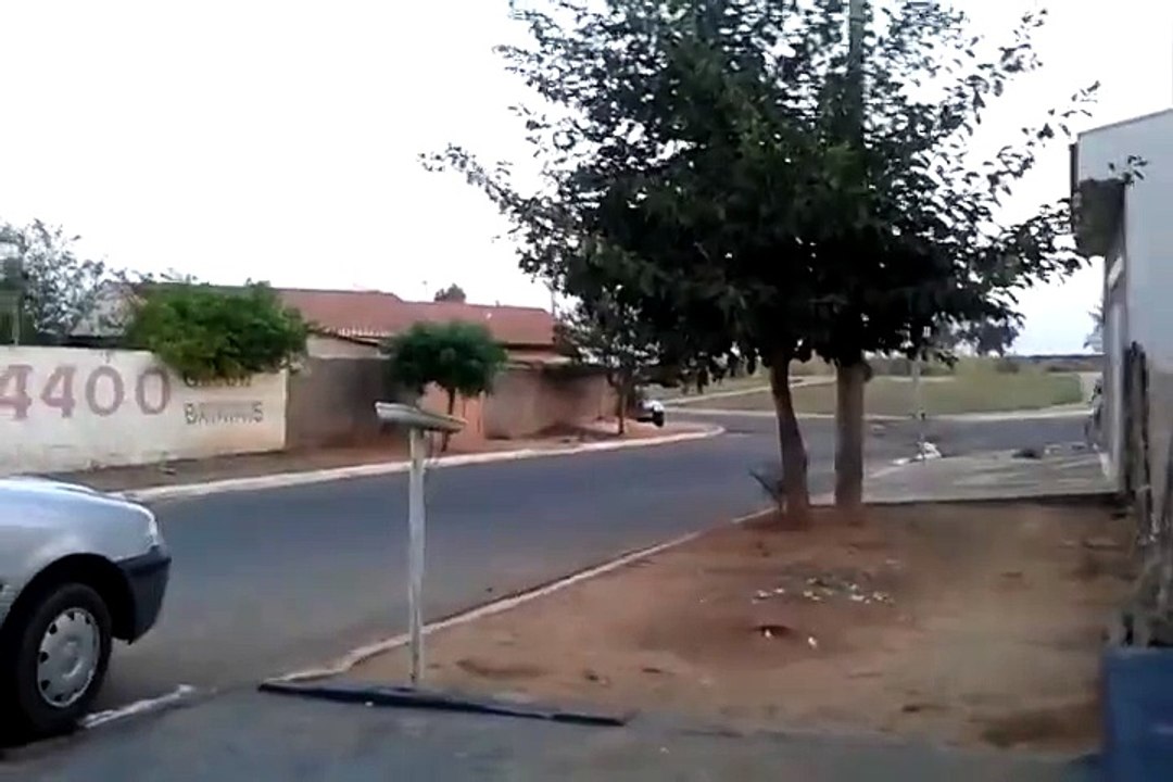 Un cycliste piégé avec un faux billet de 100 dollars... Hilarant!