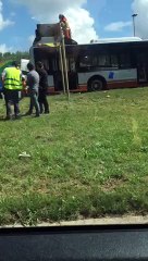 Un bus en feu sur le ring.