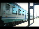 Casoria (NA) - Armati di bastone, distruggono carrozze su treno Napoli-Caserta (27.08.15)