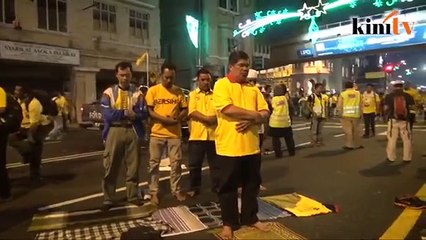 Mat Sabu jadi imam solat Isyak di jalan raya