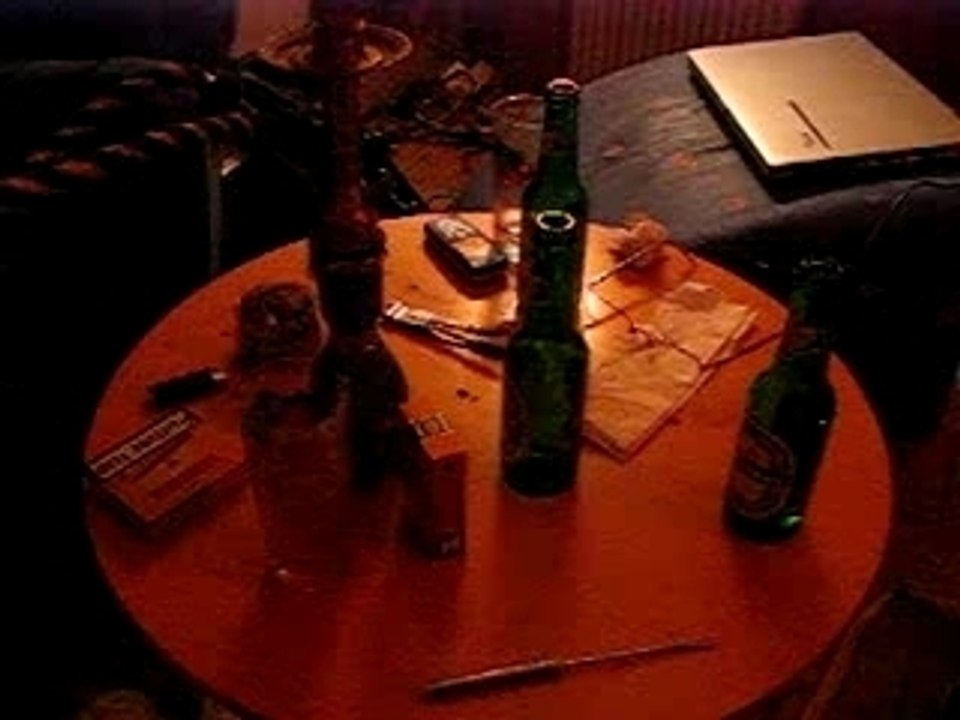 chicha dans un casque de moto