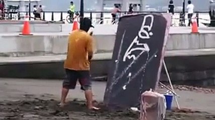 Cet artiste réalise un dessin très impressionnant sur la plage