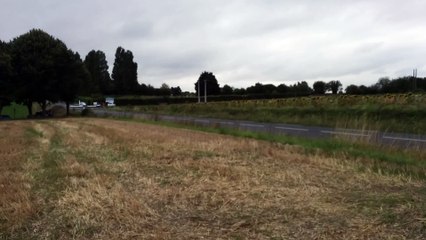 Un avion atterrit et redécolle d'une route du Poitou