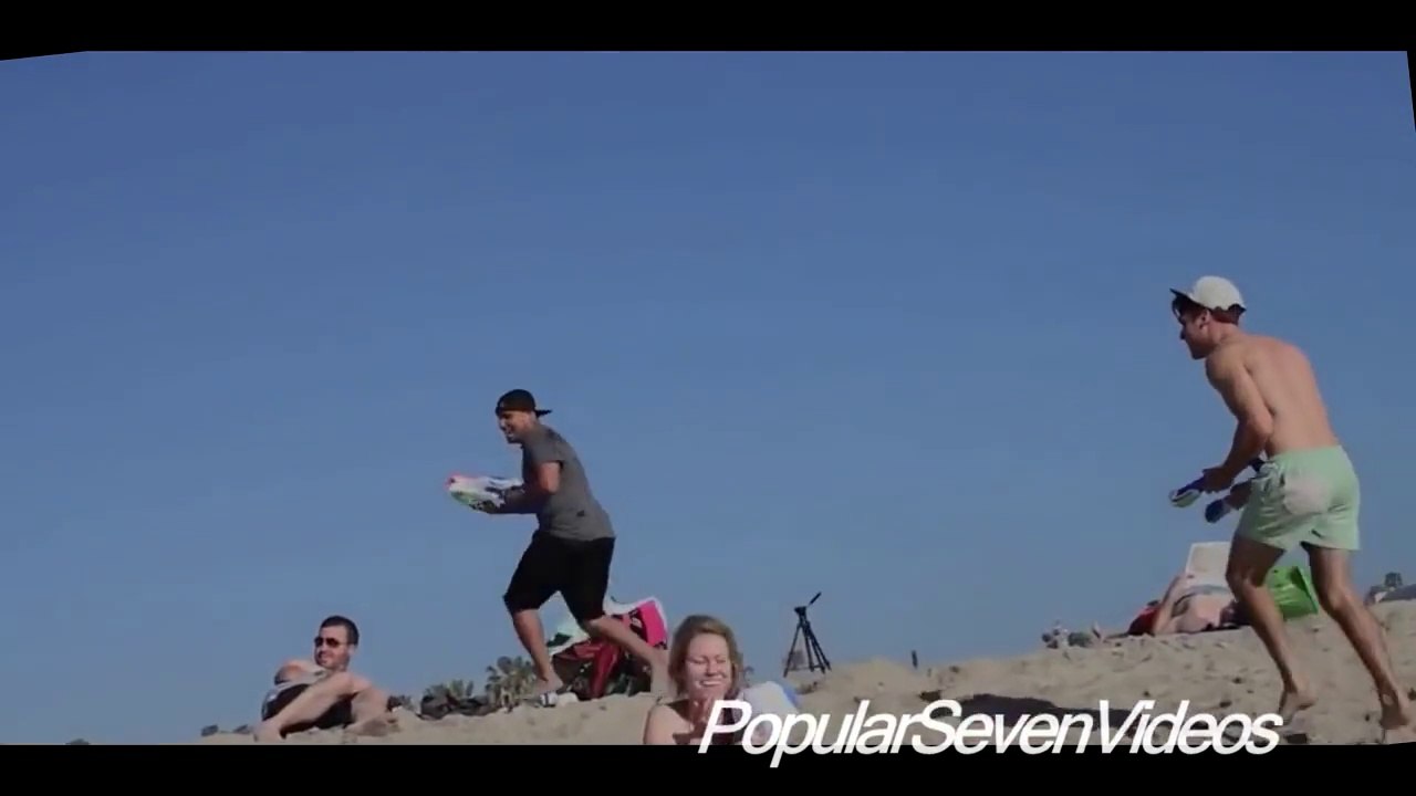 Sahilde Su Tabancası Şakası