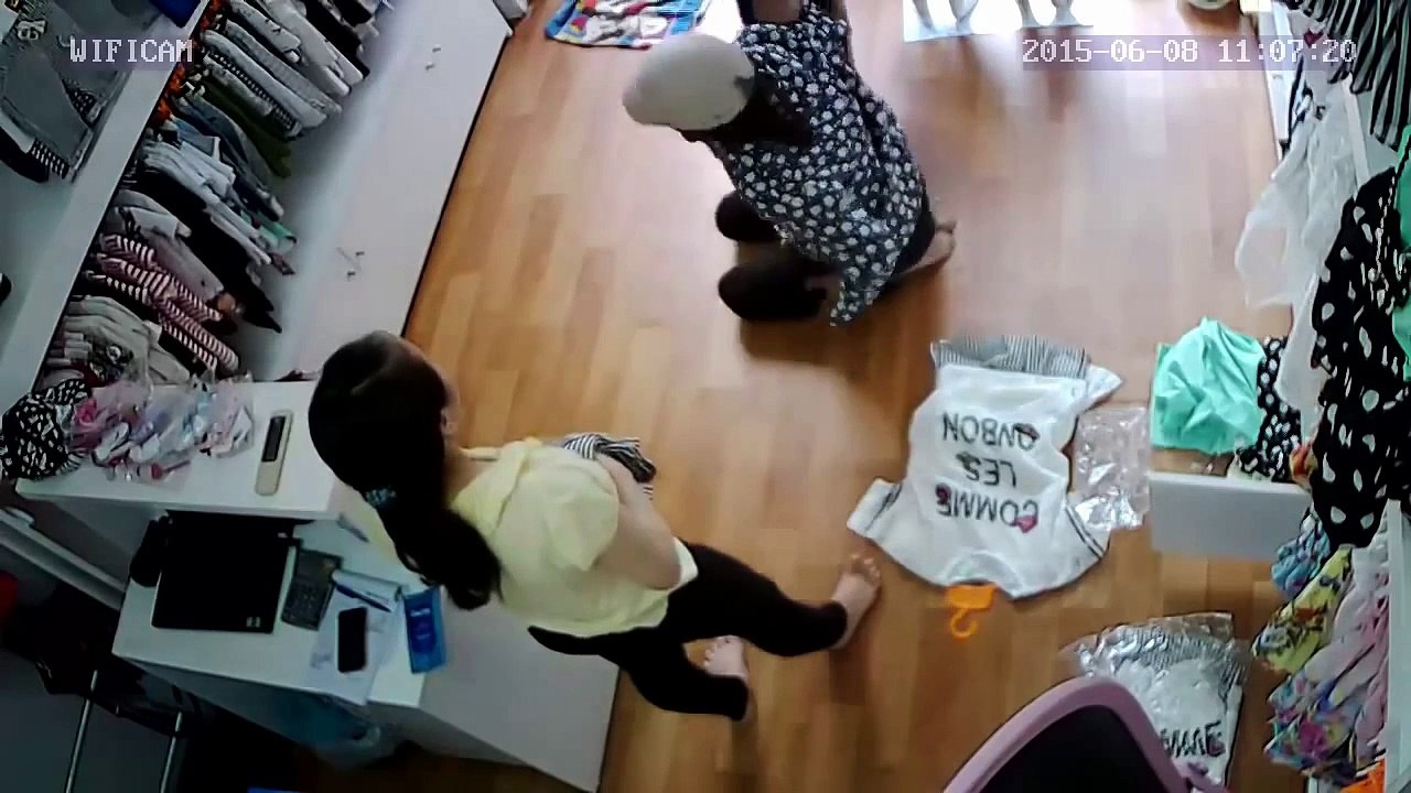 Gai xinh dai ra quan khi bi bat qua tang an trom