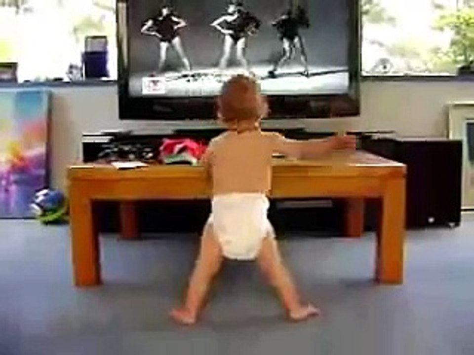 bébé qui danse