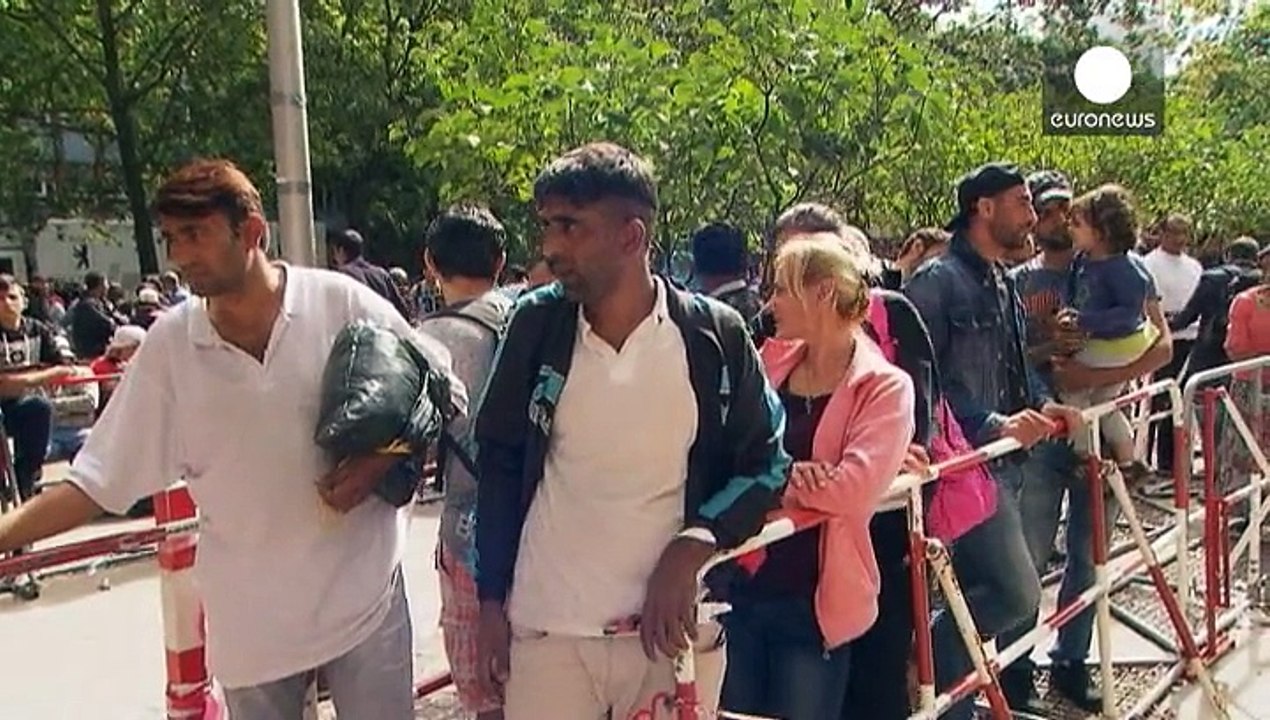 Viele warten tagelang: Von Flüchtlingen und Helfern am LaGeSo in Berlin