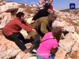 نساء يضربن جندي اسرائيلي في رام الله بعد محاولته اعتقال احد الأطفال