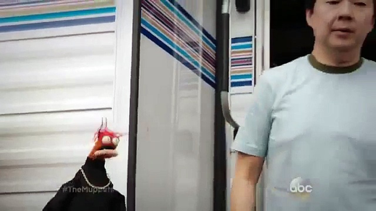The Muppets (ABC) “Ken Jeong Takes a Selfie with Pepe” Promo HD