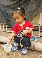 Civcivi Elleriyle Yıkayan Ufaklık