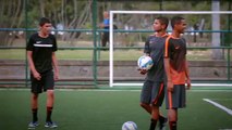 Ronaldinho y su singular reto en una escuela de fútbol brasilera (VIDEO)