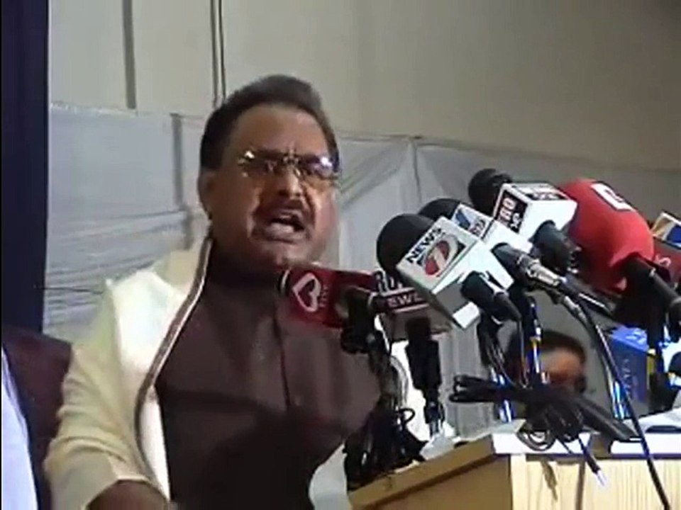 Altaf HussaiN FuNNy ,  , اوئے جاگیر دارں الطاف حسین نال متھاں نا لائیں : اپنا ناپ تیار کرو، بوری ھم تیار کریں گے