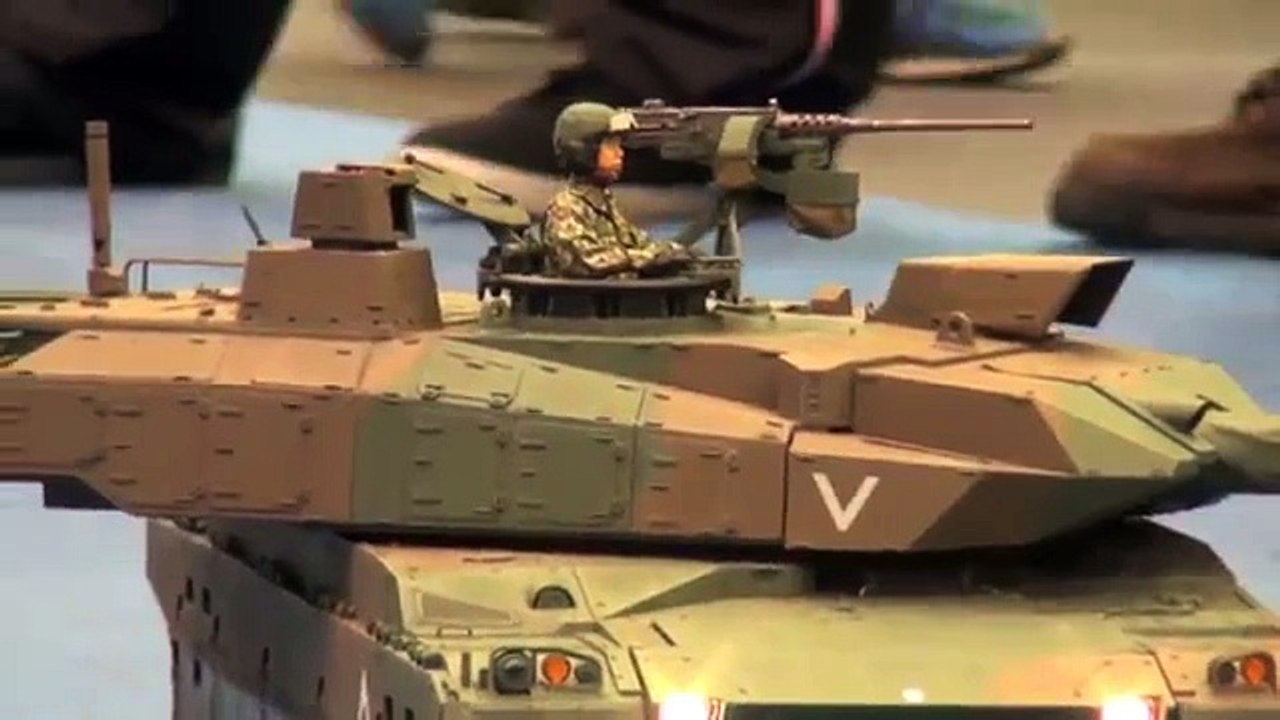 タミヤ 1/16 RC 陸上自衛隊 10式戦車デモンストレーション走行