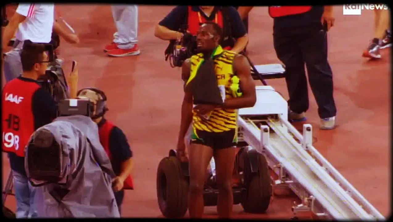 Chinese Cameraman falls on Usain Bolt after Men's 200m Final IAAF 2015