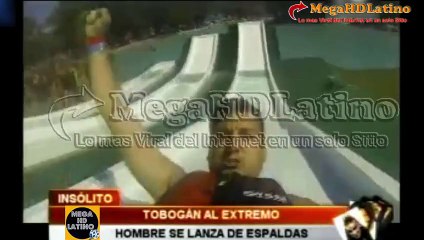 Tobogan al extremo hombre se lanza de espaldas