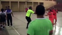 ¡PATADA BRUTAL! Video muestra  la brutal patada de una jugadora para frenar a su rival