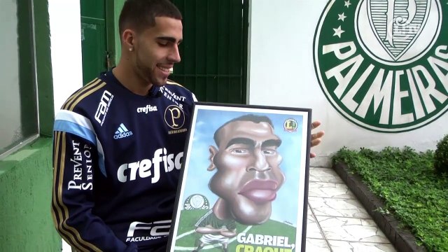 Gabriel recebe placa do L! e manda recado para torcida do Palmeiras