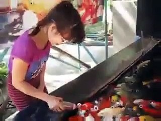 kadın cocuk gibi biberonla balık besliyor