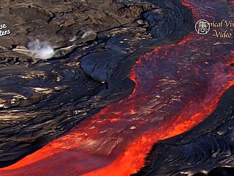 Из вулкана на Гавайях стремительно вытекает лава