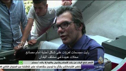 ماسح أحذية يتجول في شوارع طهران في عربة على شكل حذاء نسائي