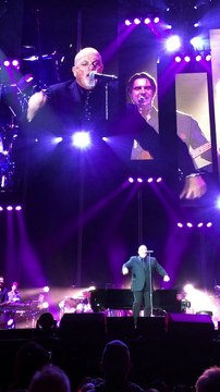 Jennifer Lawrence and Amy Schumer dance on Billy Joel’s Piano at Wrigley Field Concert