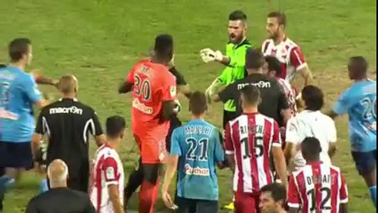 Une bagarre et des coups de poing à la fin du match entre Tours et Ajaccio