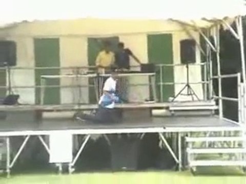 Man does insane moonwalk dance on his knees !!