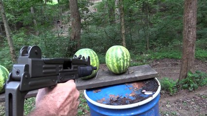 Détruire des pastèques avec un UZI