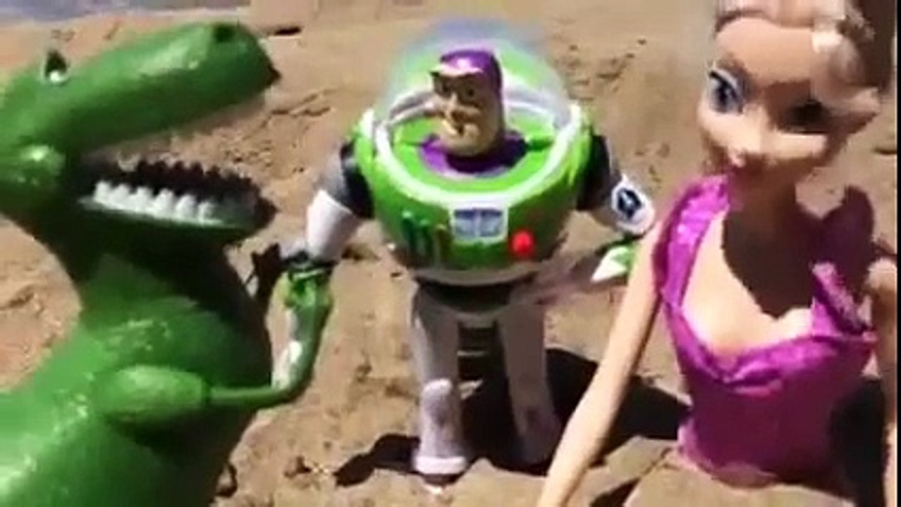 Disney Frozen Elsa Barbie Buzz Lightyear and Rex Dinosaur Toy Story Beach by ToysReviewToy