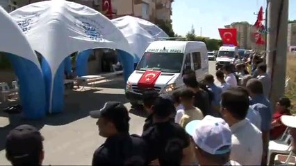 Kardeşleri şehidi asker selamı ile karşıladı