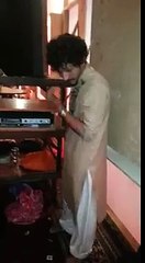 Un homme capable de tourner sa tête à l'envers