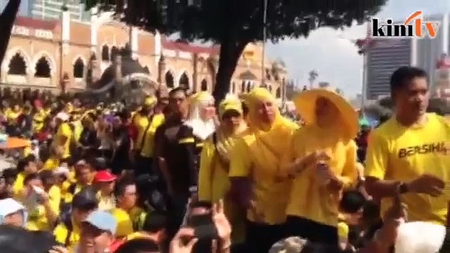 4.15pm_ Dataran Merdeka - Peserta bernyanyi bersama
