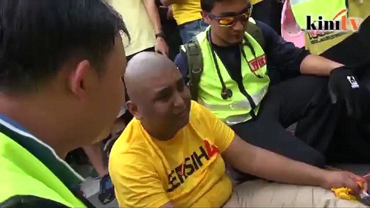 5.21pm_ Dataran Merdeka - Peserta BERSIH pengsan