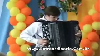 Talento juvenil Garoto arrasa com música clássica no acordeão!