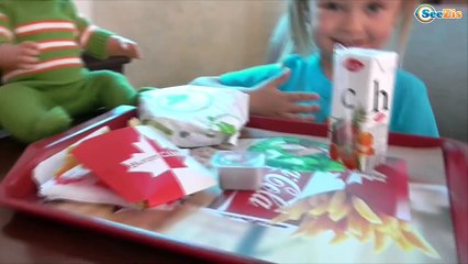 ✔ Baby Born and cook Yaroslava are eating hamburgers. Кукла и Ярослава кушают гамбургер. Серия 30 ✔