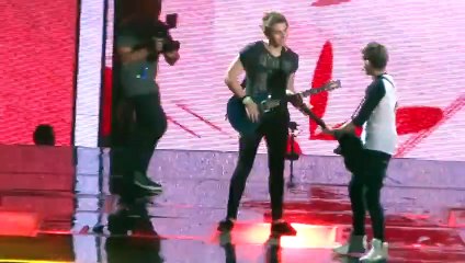 One Direction And 5sos - Teenage Dirtbag (Pie Fight) October 30 2013