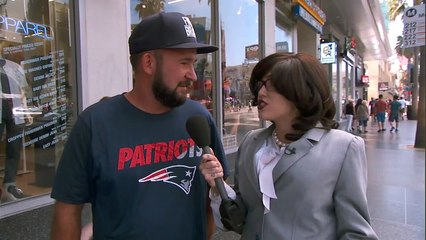 Déguisée, Miley Cyrus demande à des passants ce qu’ils pensent d'elle. Amusant